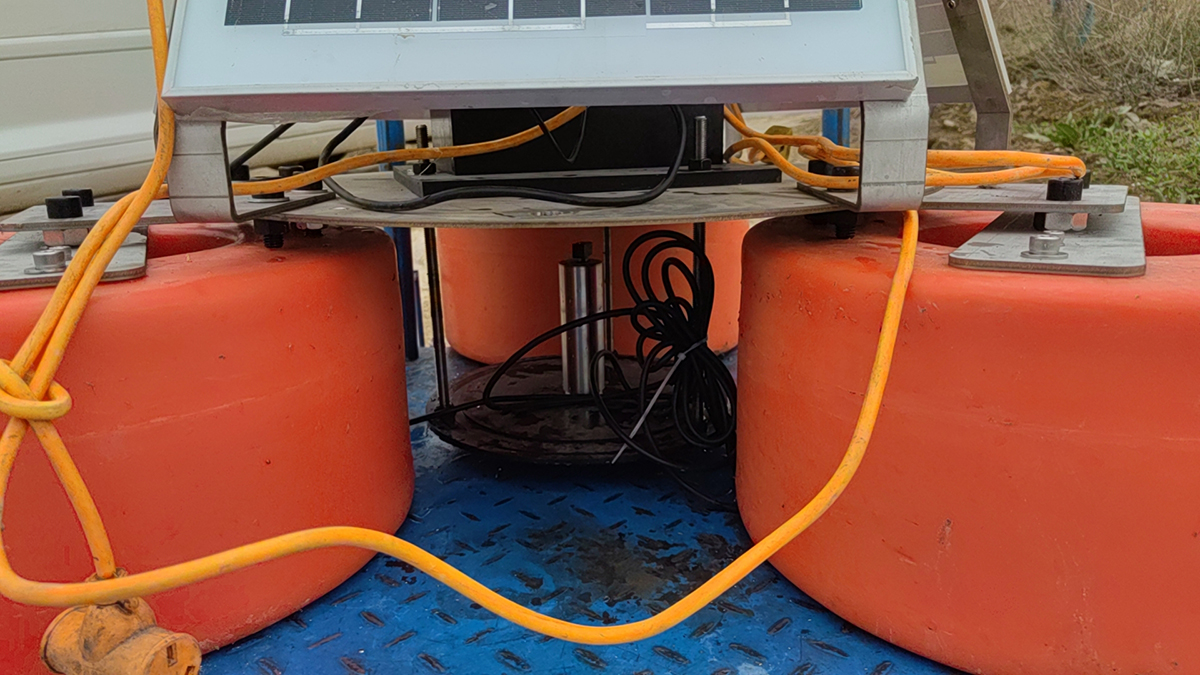 Solar Power Buoy with water quality sensor